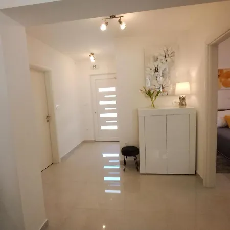 Apartment Petra Modern With Free Parking And Bbq Zadar