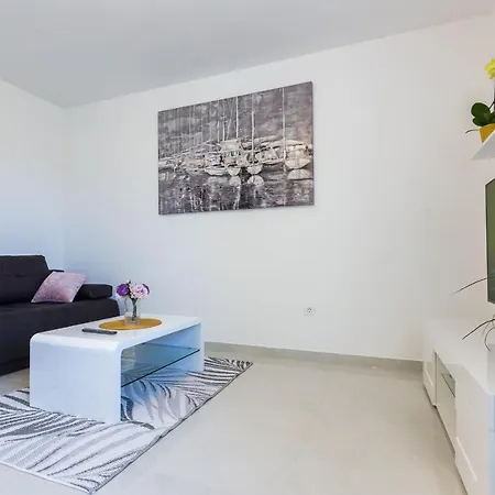 Petra Modern With Free Parking And Bbq Zara